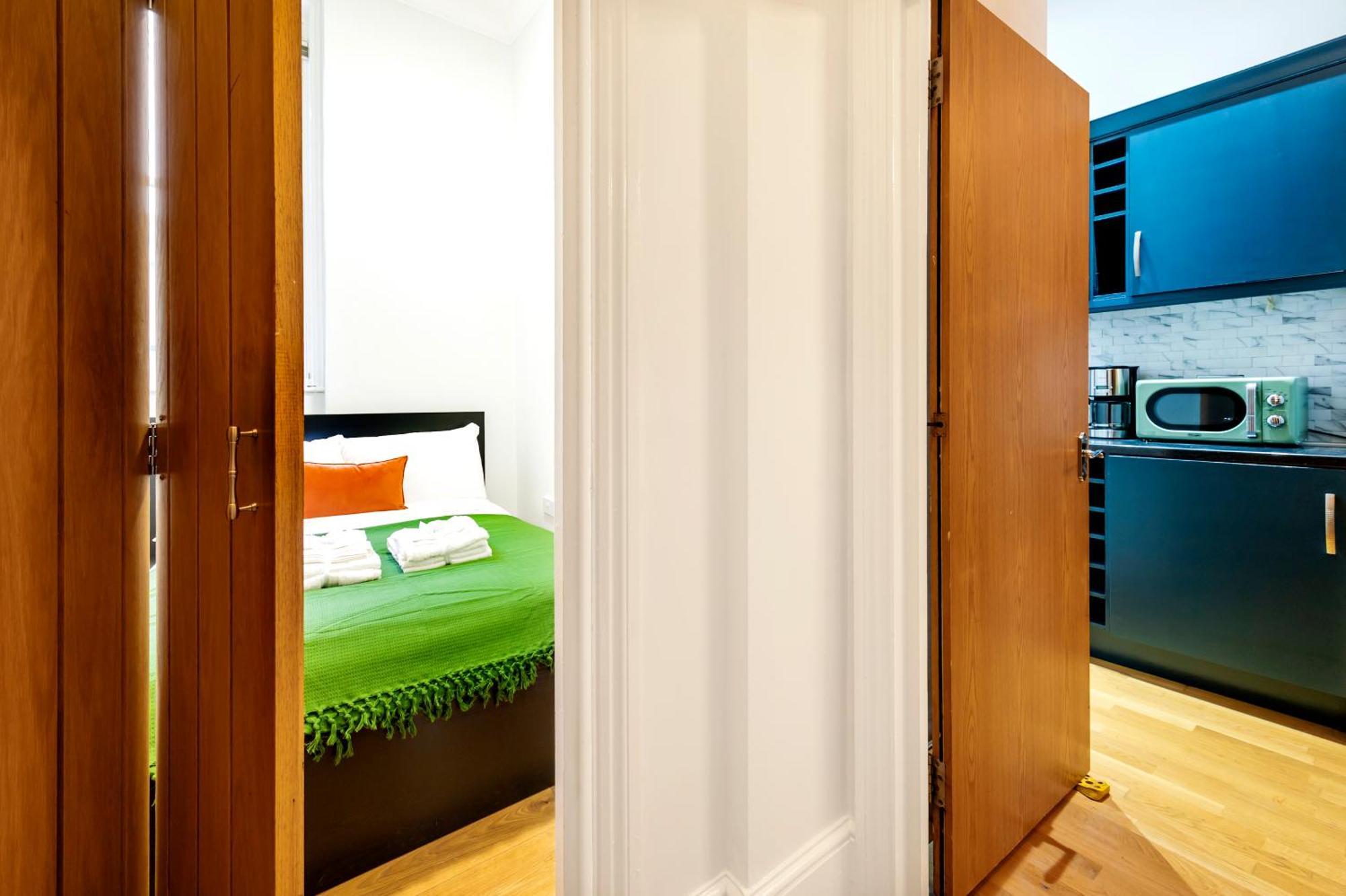 2 Bedroom In Center Of London Exterior photo